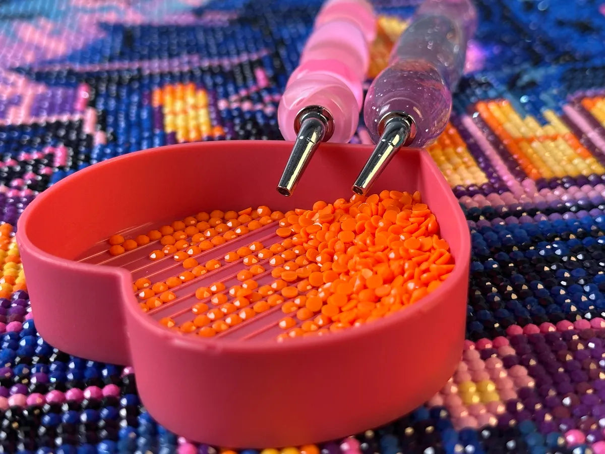 Two diamond art pens resting on a red tray filled with sparkling drills – FEELOOK Art