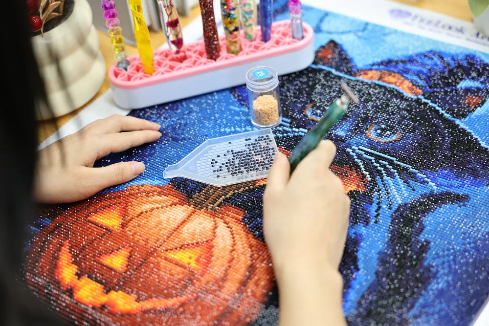 Creating a Halloween diamond painting: black cat and jack-o'-lantern design with diamond art supplies - FEELOOK Art