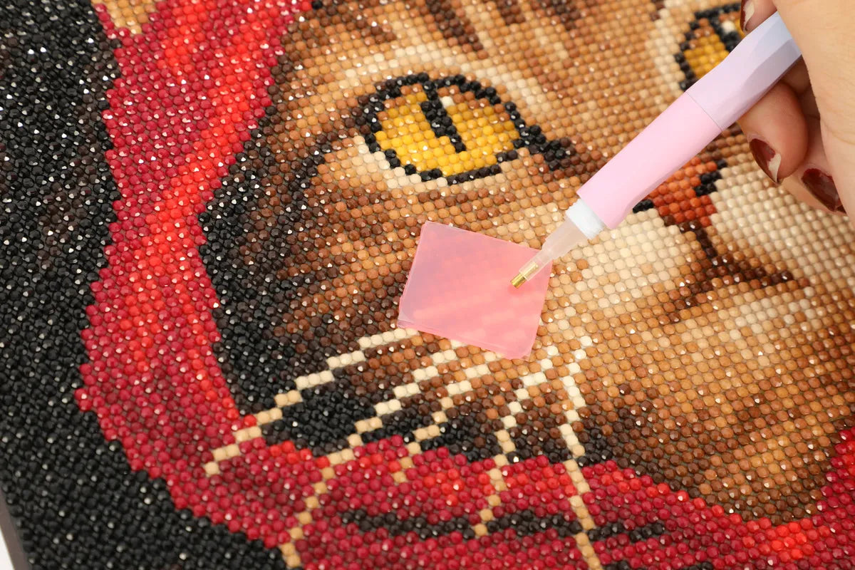 Picking up wax with the diamond pen – the first step to creating a sparkling masterpiece – FEELOOK Art

